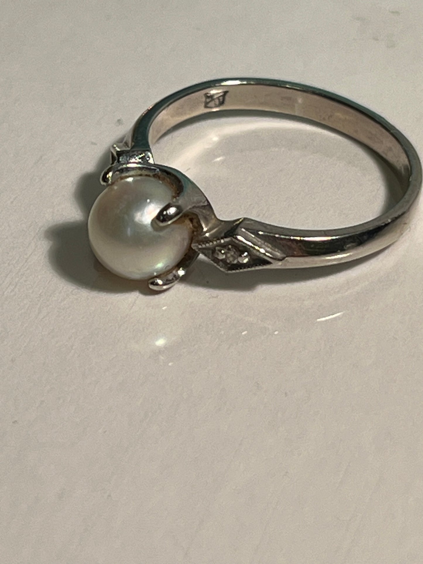 10K White Gold Pearl Ring Size 7